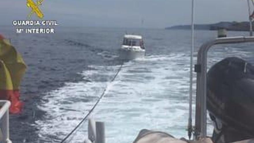 Vídeo: La Guardia Civil auxilia una embarcación que navegaba a la deriva en la Bahía de Gijón