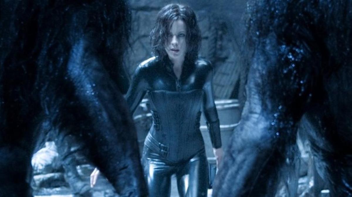 Kate Beckinsale s’enfronta a un parell d’homes llop, a la pel·lícula ’Underworld: Evolution’. Kate Beckinsale s’enfronta a un parell d’homes llop, a la pel·lícula ’Underworld: Evolution’.