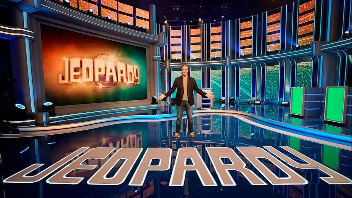 Paco de Benito en el plató del nuevo concurso de La2, "Jeopardy"