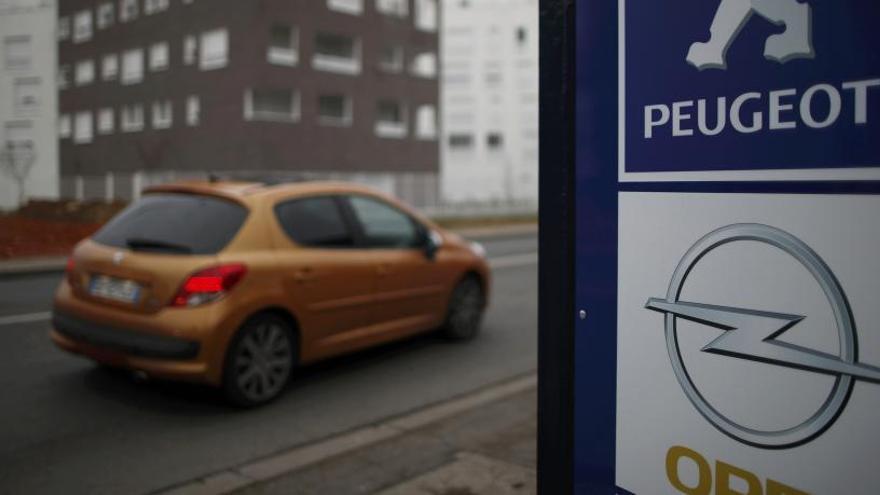 Logotipos de Peugeot y Opel.