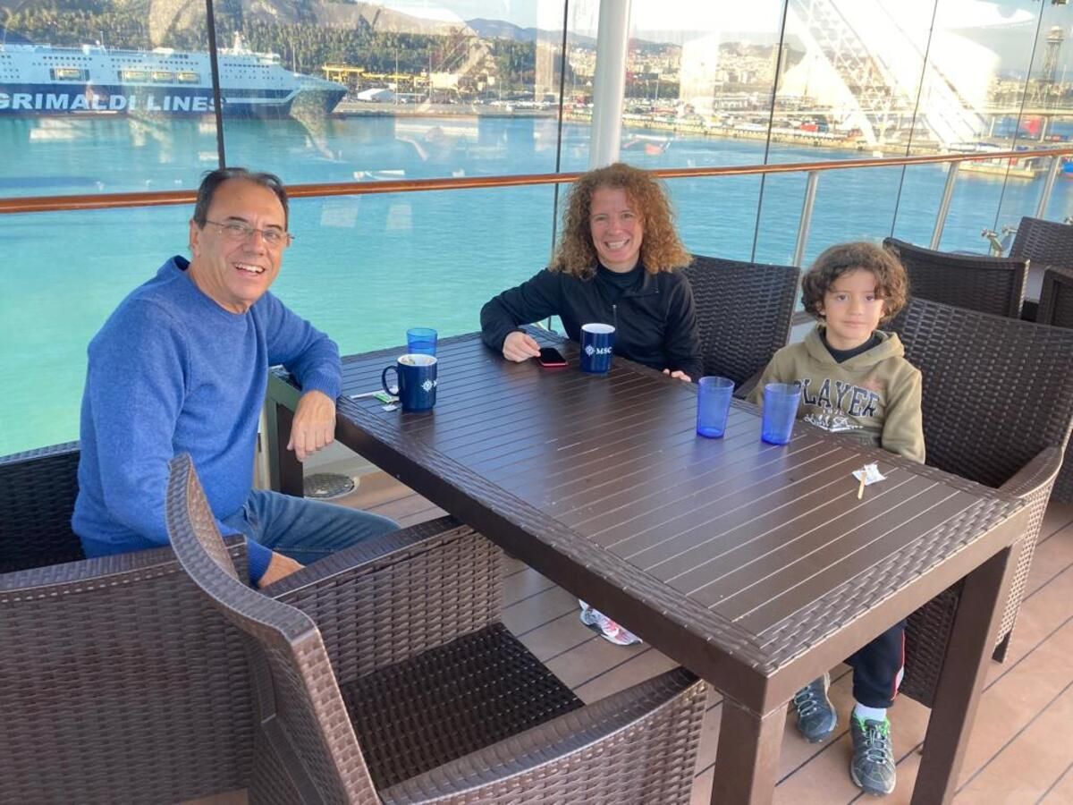 Los lanzaroteños Eloy Ramil y Mar Vidal dan la vuelta al mundo en un crucero con su hijo, Eliot