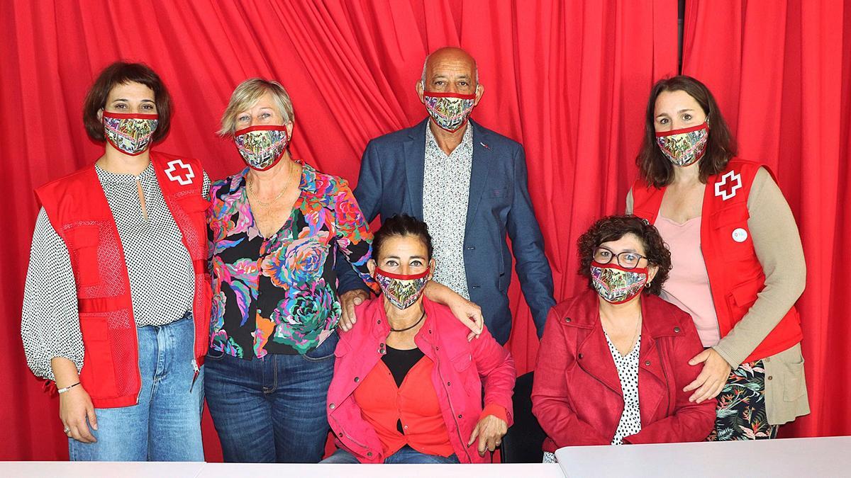 En los extremos, las encargadas del programa en Zamora, Rebeca Cabezas (izquierda) y Patricia Samaniego (derecha), con algunas familias de acogida.