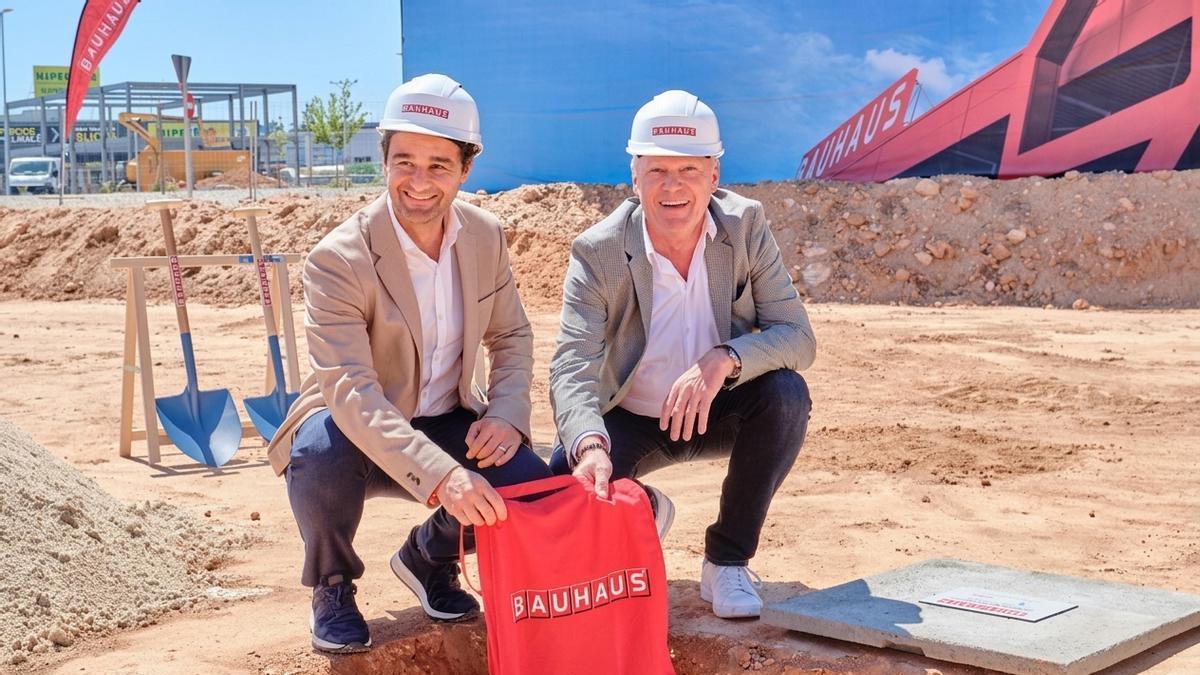Foto: Eduardo Dolón, alcalde de Torrevieja, y Bart Ginneberge, CEO de Bauhaus / Vídeo: obras para la construcción de la tienda de Bauhaus en el sector La Hoya de Torrevieja