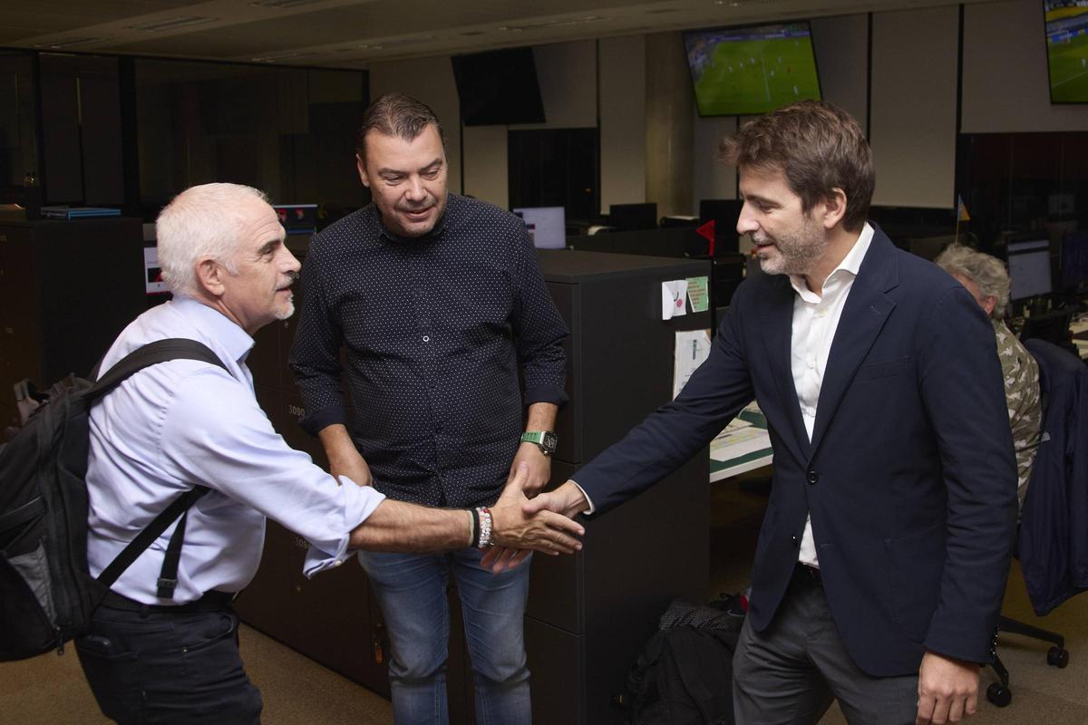 Alan Pace saluda a Sergi Guillot, director general de Prensa Ibérica, y a Lluis Miguelsanz, subdirector de SPORT