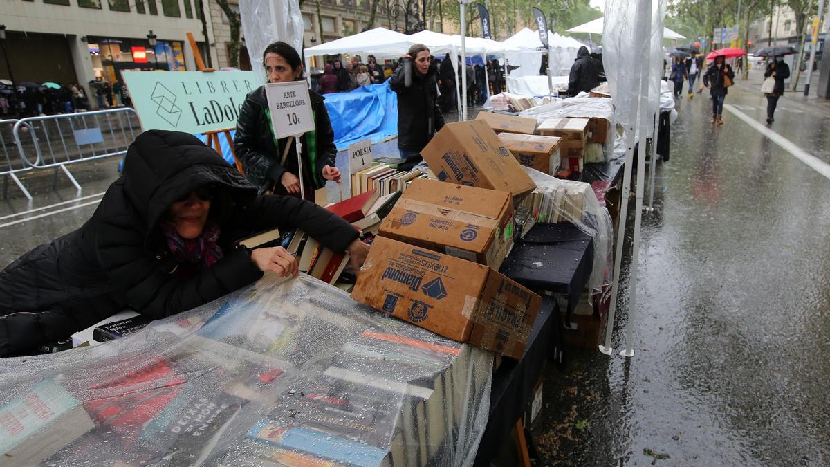 BARCELONA 23/04/2022 Barcelona Icult Ambiente general en la diada de Sant Jord en el Passeig de Gràcia, libros, rosas, lluvia y viento. FOTO de RICARD CUGAT