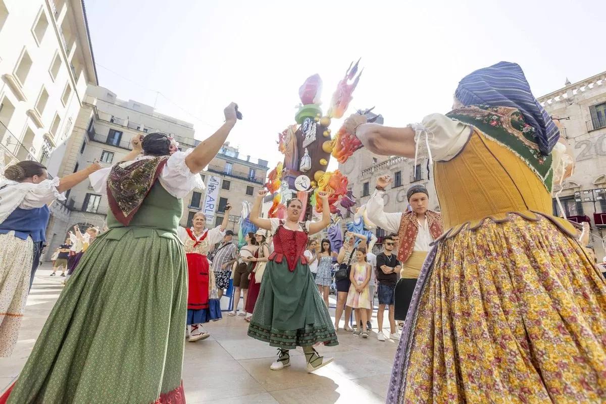 Acto de la "dansà" en Hogueras realizado en la plaza del Ayuntamiento.
