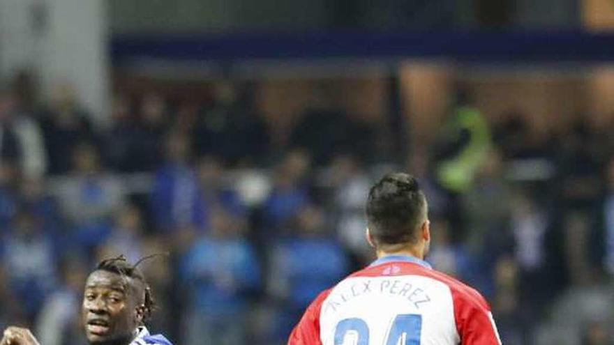 Ibrahima disputa un balón con Pablo Pérez, ayer, en el Tartiere.