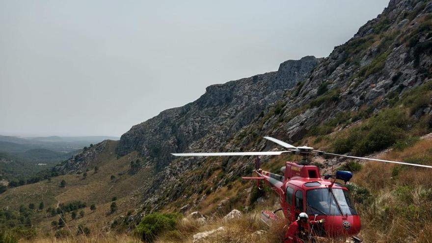 Dos heridos al precipitarse con una moto por un terraplén de 20 metros en Cala Tuent