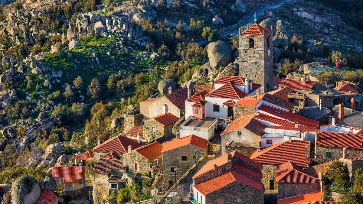 Desde la cima del pueblo se celebra cada año una de las celebraciones más particulares de Portugal.