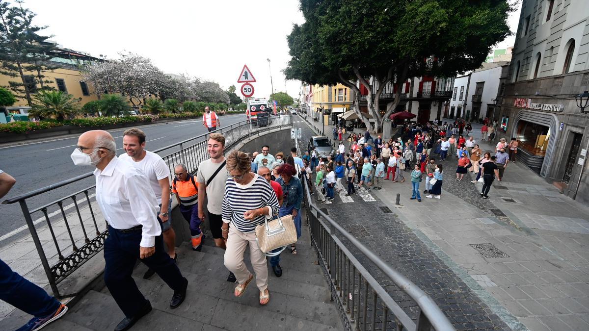 Decenas de personas en el paseo nocturno camino de la plaza de Las Ranas.