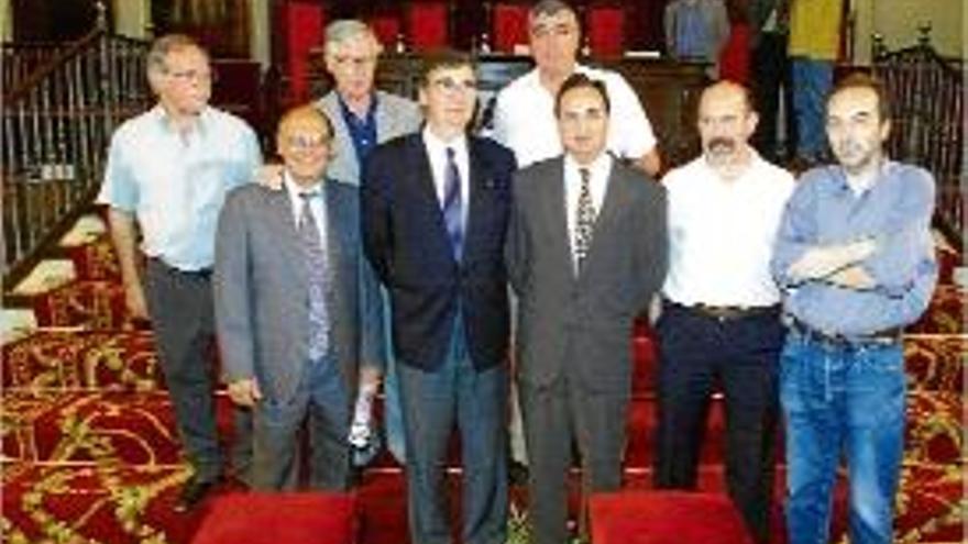 Ernest Lluch amb un grup de joves polítics valencians.