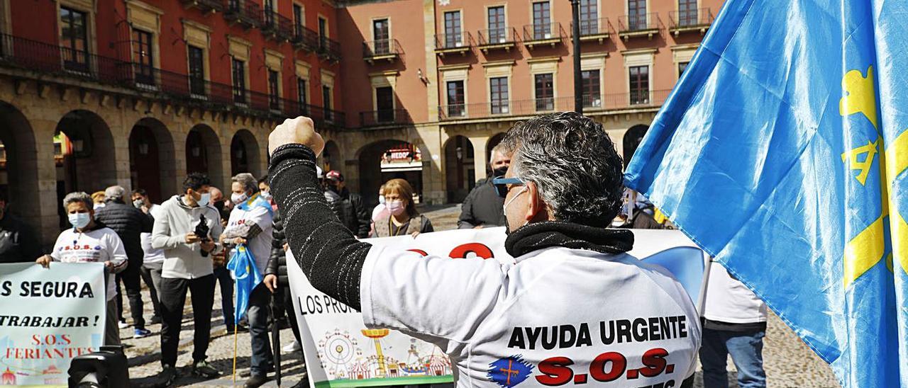 Un momento de la protesta de los feriantes, ayer, frente al Ayuntamiento de Gijón. | Macos León