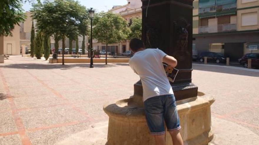 Carcaixent reabre sus fuentes para combatir el fuerte calor