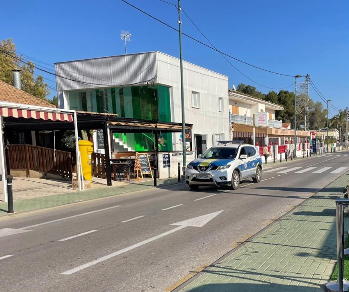 Una patrulla de la Policía Local hace una ronda por las calles de Pinar de Campoverde.