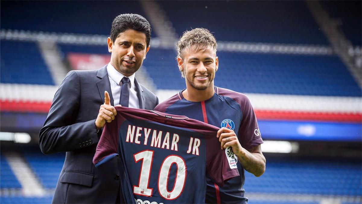 Nasser Al Khelaiffi y Neymar Junior en la presentación del brasileño como jugador del PSG