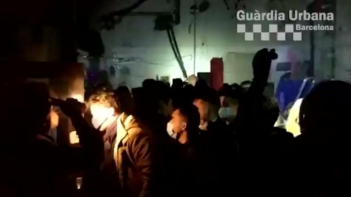 La Guardia Urbana desaloja una fiesta ilegal en el Poblenou la pasada noche.