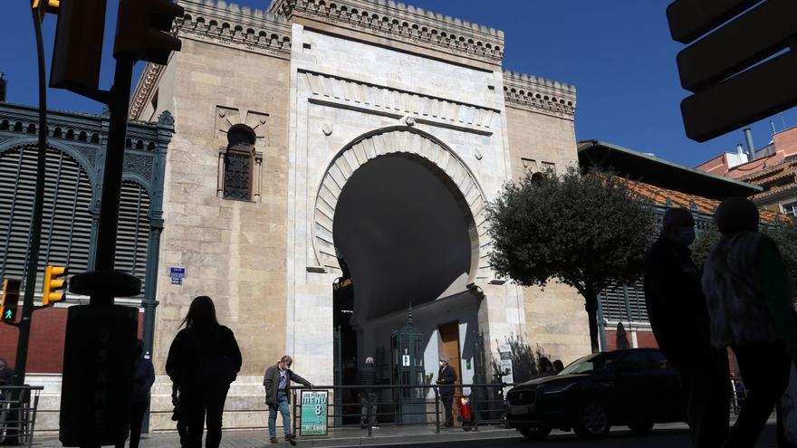 Fachada principal del Mercado de Atarazanas, con la puerta árabe de mármol original.