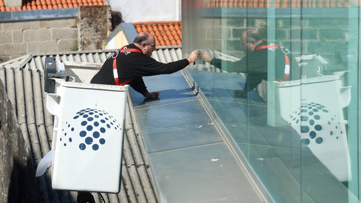 Un autónomo hace labores de limpieza en una fachada