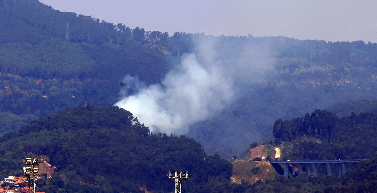 Un incendio junto al Corredor do Morrazo en Meira obliga a movilizar medios aéreos