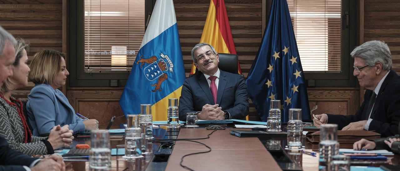 Román Rodríguez presidiendo el Consejo de Gobierno ante la ausencia del presidente Ángel Víctor Torres.