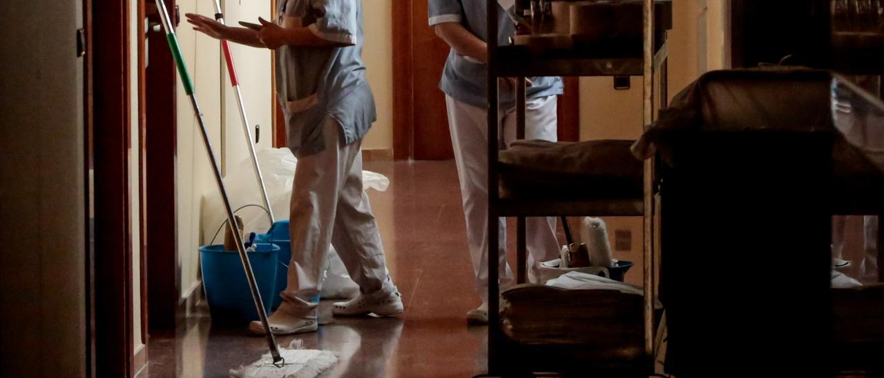 Las trabajadores del sector servicios son las más afectadas por enfermedades profesionales.