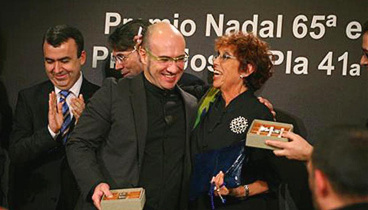 Gaspar Hernàndez i Maruja Torres s’abracen, ahir a la nit, després de rebre els respectius guardons.