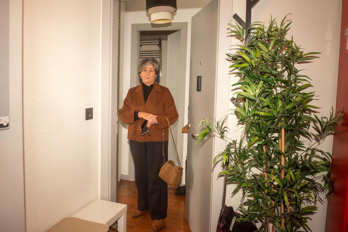 Luisa Simón, en la entrada de su vivienda de uso turístico en Os Castros.