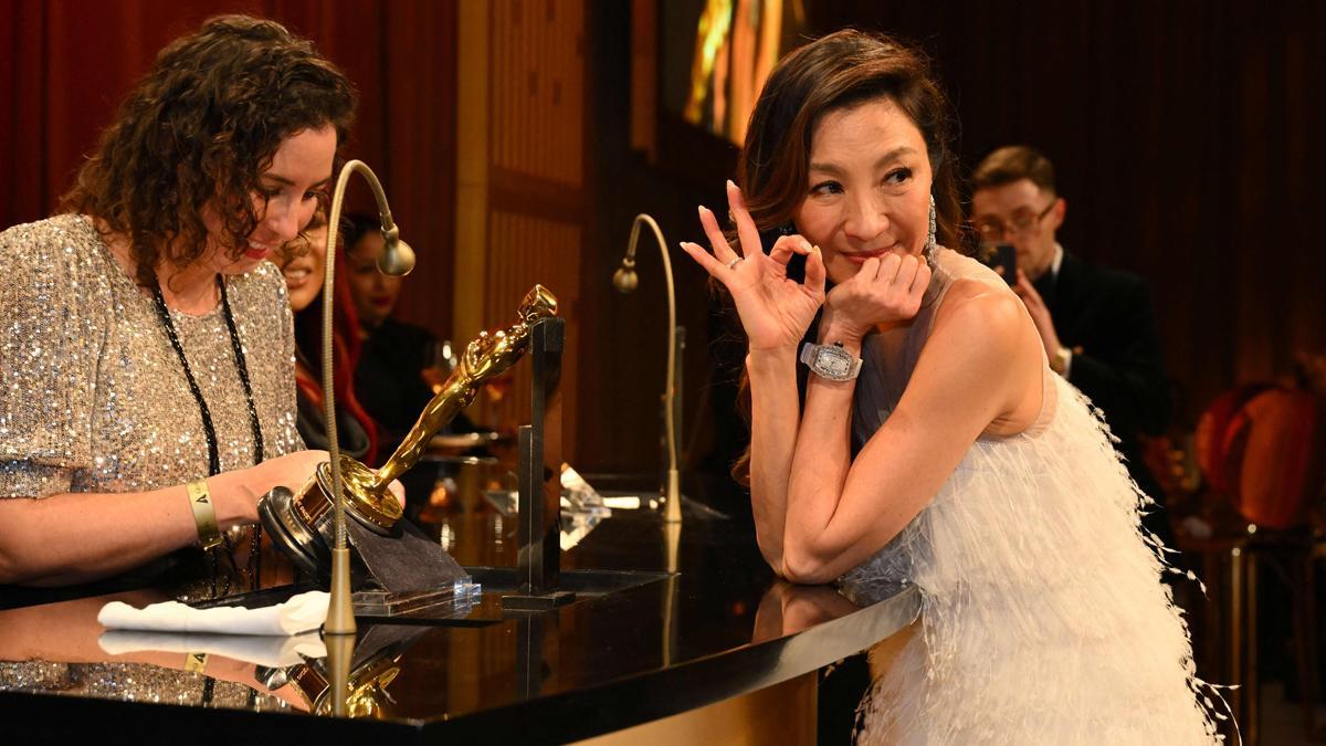 Michelle Yeoh espera a que le graben el nombre en su estatuilla de Oscar, tras su victoria como actriz protagonista.