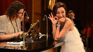Oscar 2023 | Michelle Yeoh, Oscar a mejor actriz protagonista por ’Todo a la vez en todas partes’. En la foto, la actriz mientras graban su nombre en la estatuilla.