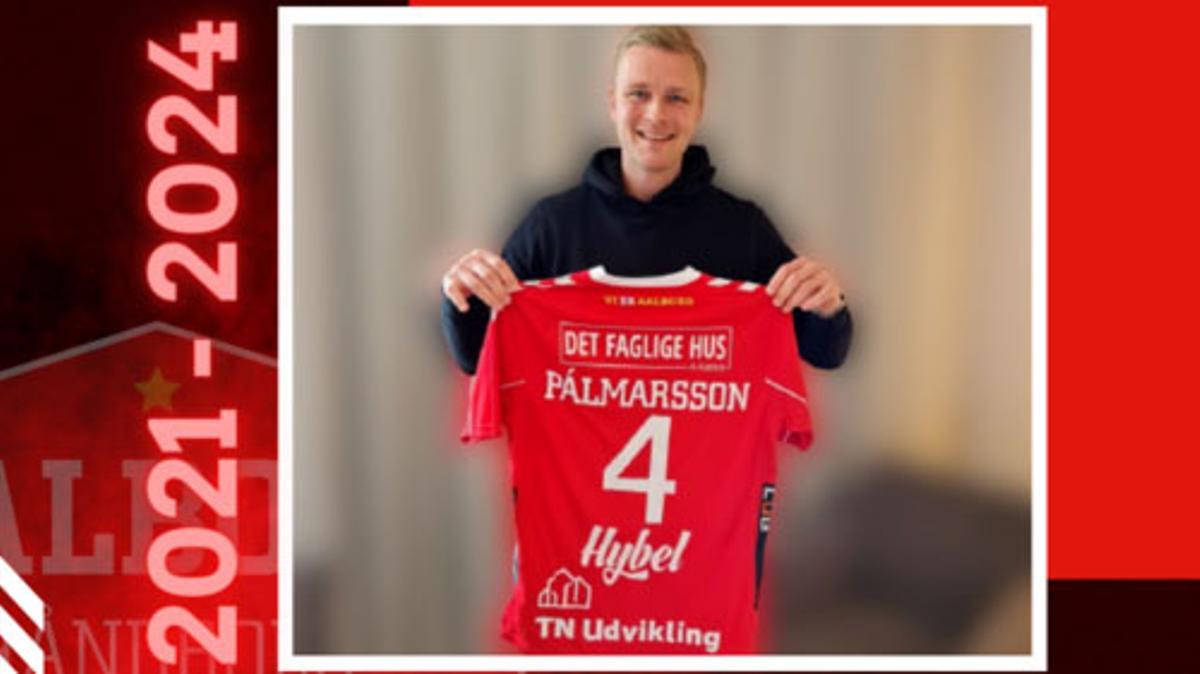 Palmarsson muestra los colores de la camiseta que defenderá la próxima campaña