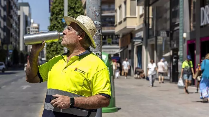 Temperaturas extremas y jornadas laborales: el reto de trabajar en Alicante