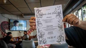 Restauración en Barcelona. Imágenes de atriles con menús anunciados en el exterior de restaurantes, preferiblemente con precios inferiores a 15 euros. A 4 de agosto de 2026. Barcelona. AUTOR: MANU MITRU.
