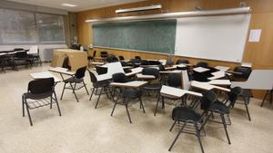 Un aula de la Facultad de Política de la UAB, vacía.