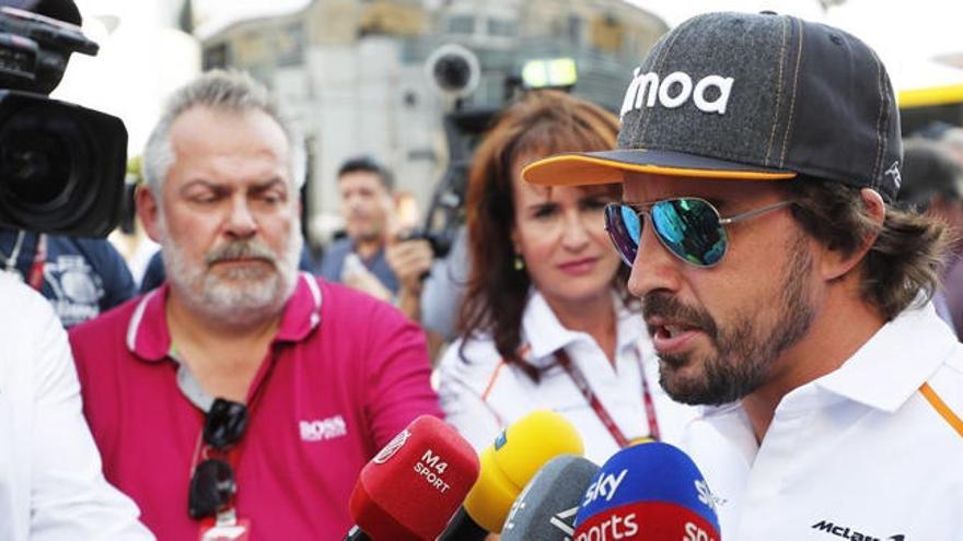 Fernando Alonso atiende a la prensa.