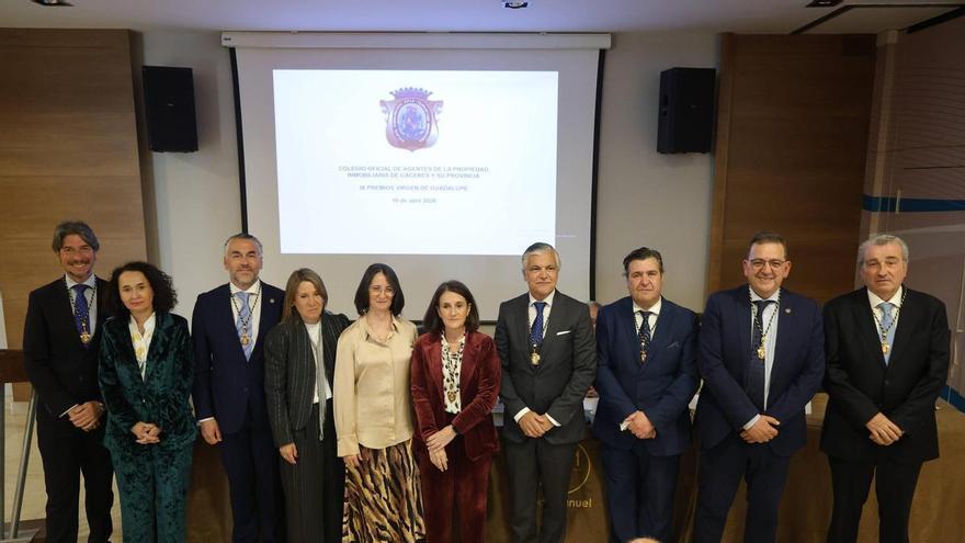 Manuel de Esperanza Carrasco recibe el IX Premio Virgen de Guadalupe en Cáceres por su trayectoria jurídica e inmobiliaria