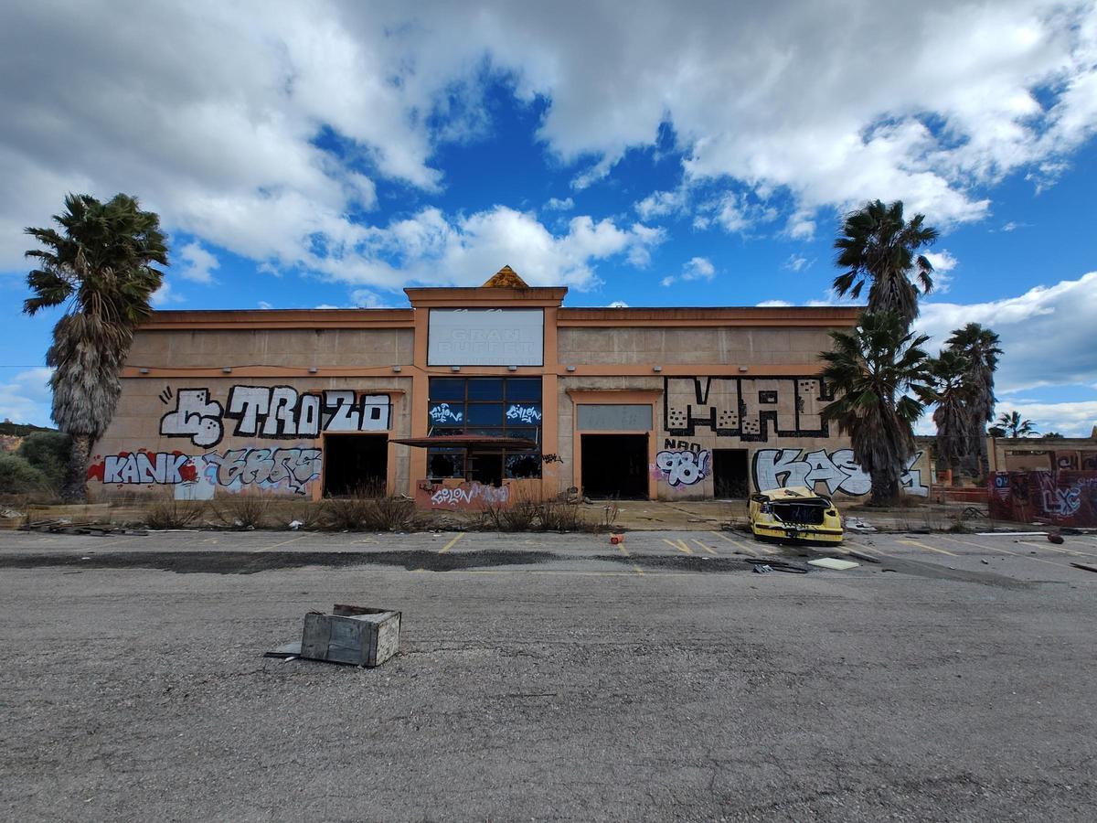 GALERÍA DE FOTOS | Abandonada, en ruinas y llena de grafitis: así está lo que queda de la discoteca Pirámide en pleno 2024