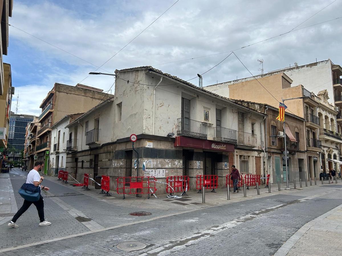 Vallas en un inmueble frente a la Torre