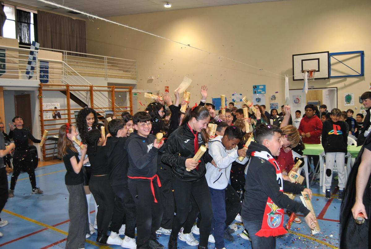 Cerimònia final amb el lliurament de diplones als guanyadors.