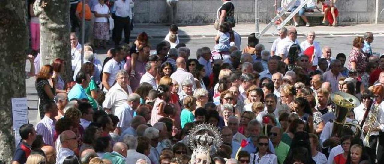 Los devotos portan la imagen de la Virxe durante la procesión. // Jesús de Arcos