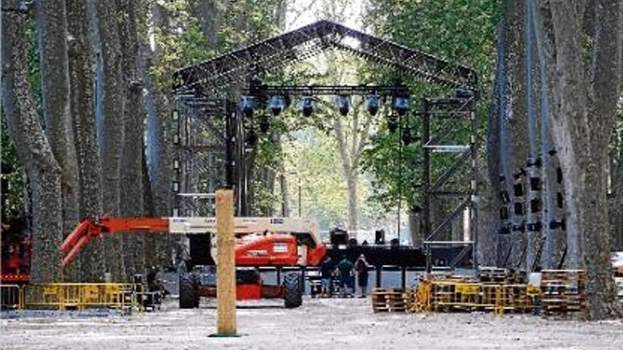 El muntatge de l&#039;escenari del festival «Escape in the park» en una zona de la Devesa