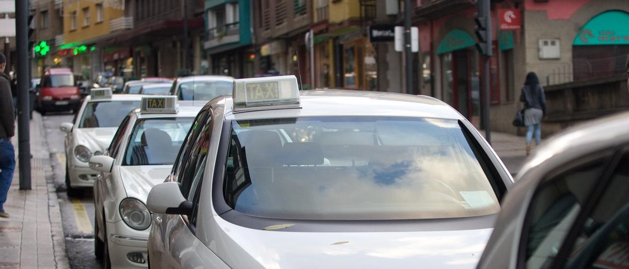 Taxis en una calle de Avilés.