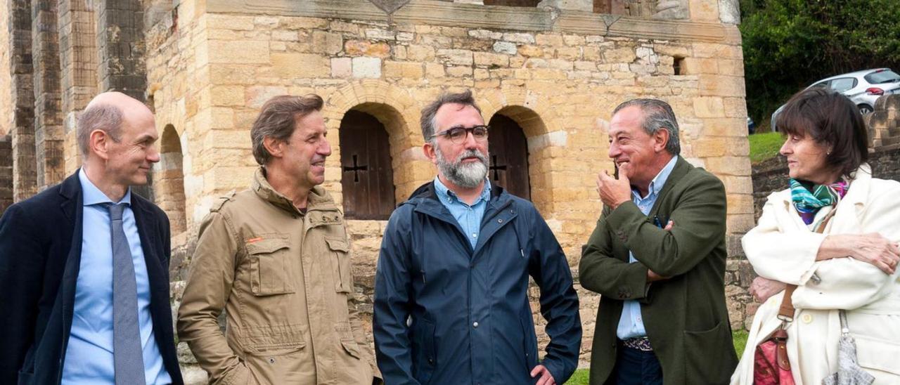 Por la izquierda, Armando Menéndez Viso, Carlos Llaneza, Juan Álvarez Areces, Carlos Madera y Lidia González, ayer, frente a Santa María del Naranco, tras la presentación del manifiesto. | LNE