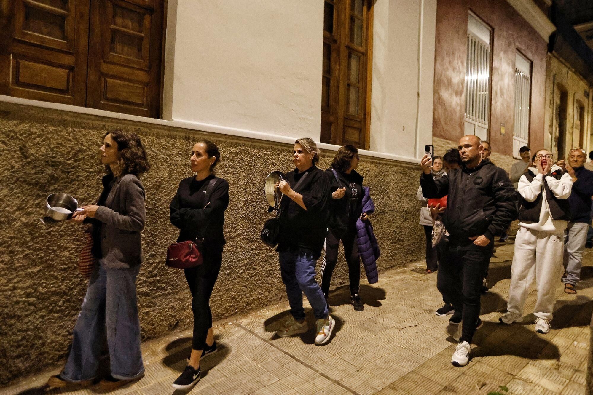 Cacerolada de los vecinos de El Toscal contra la inseguridad y la ocupación de viviendas
