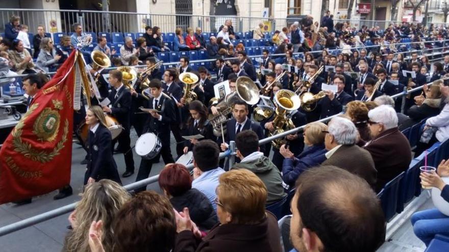 La Unión Musical de Agres es la primera que ha desfilado por las calles de Alcoy