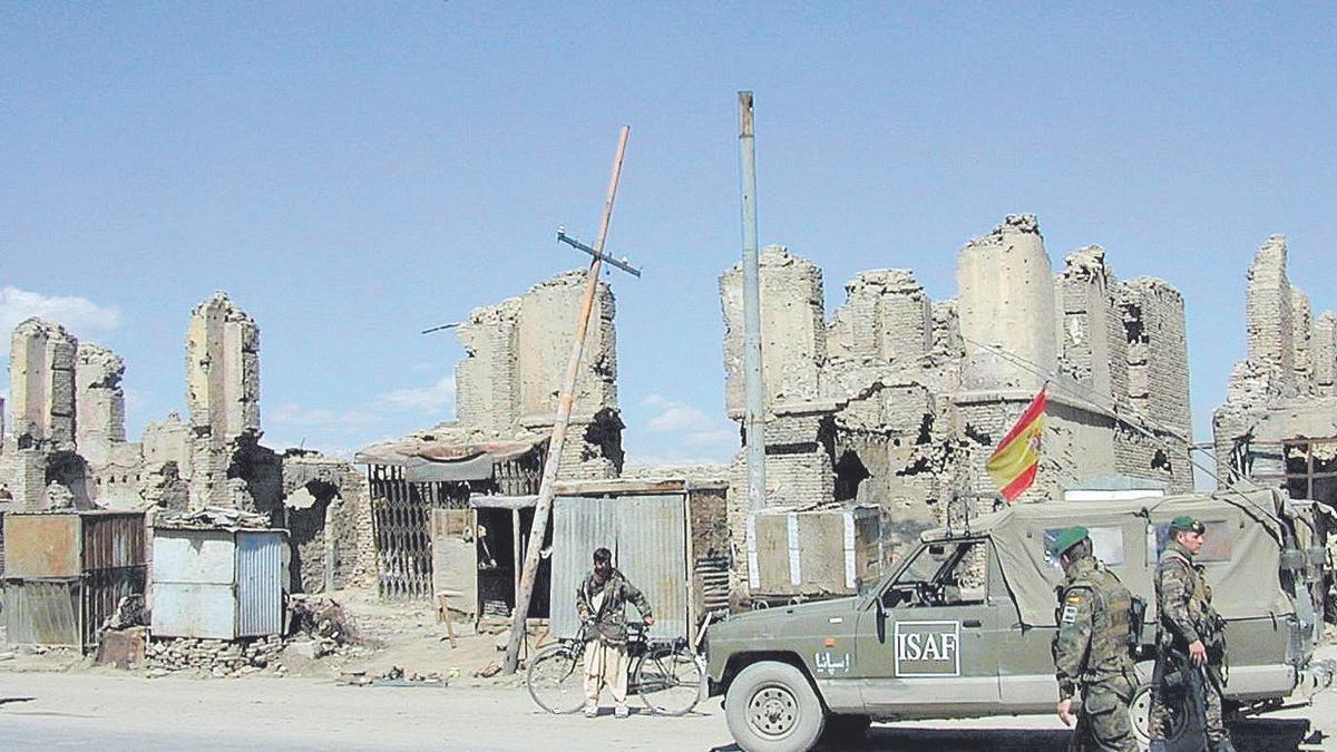 Una patrulla española recorre las calles de Kabul entre edificios derruidos por la guerra.