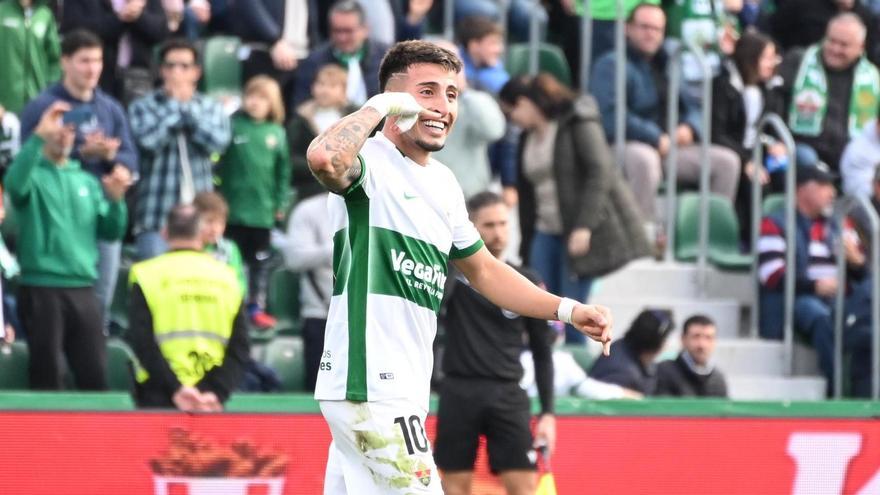 Nico Fernández Mercau celebra un gol con el Elche haciendo el gesto de recibir una llamada, en el Martínez Valero.
