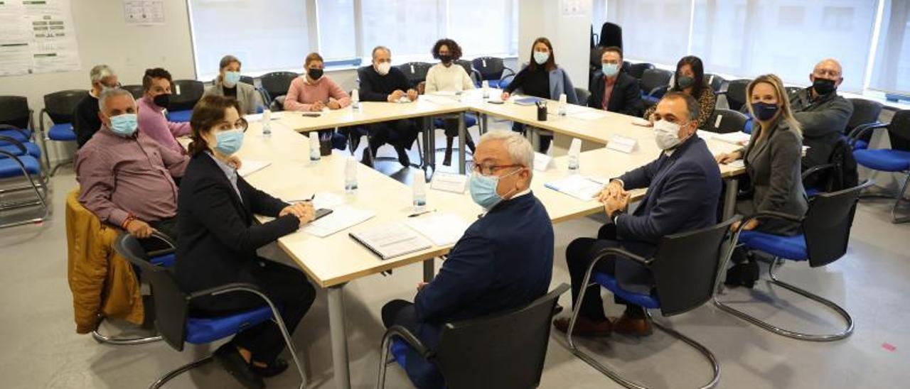 Quince representantes de la Xunta y del Concello, entre ellos el conselleiro y la alcaldesa, en la reunión de ayer en Vigo.