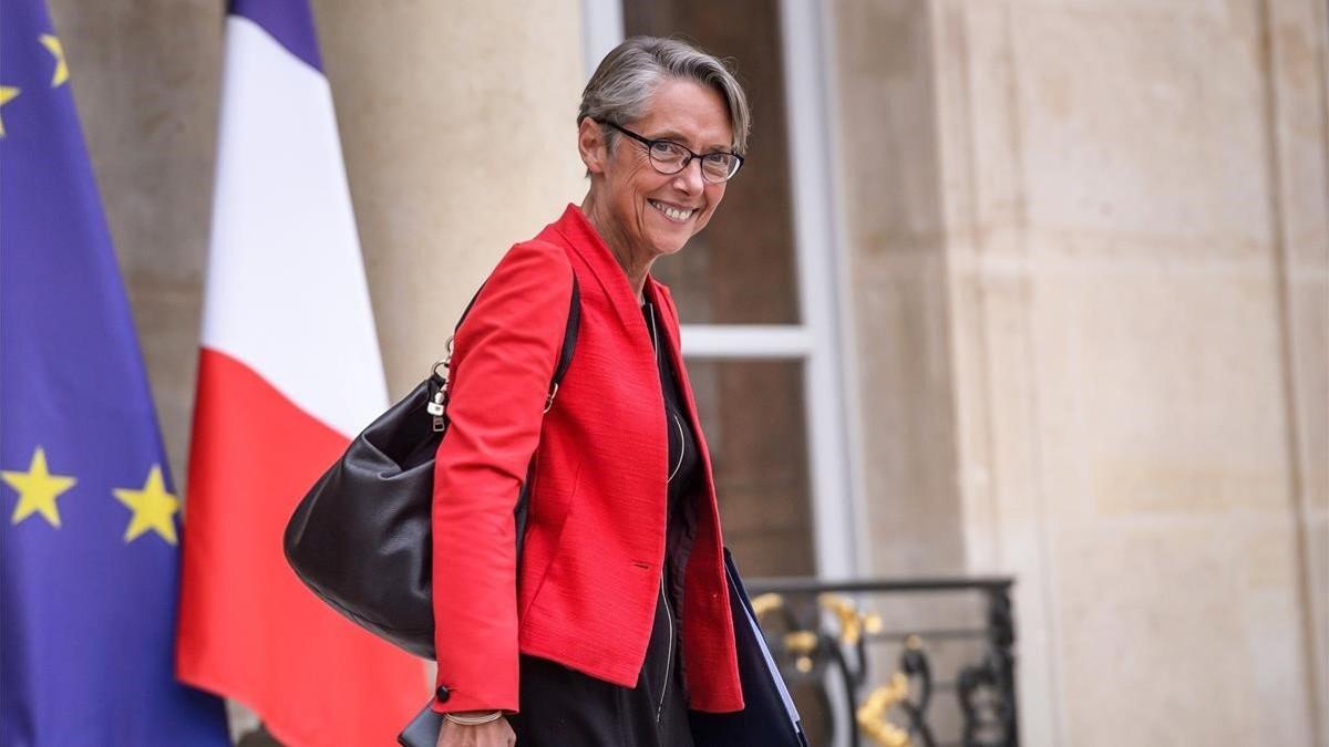 La Ministra de Transporte y Ecología, Elisabeth Borne saliendo del Elíseo