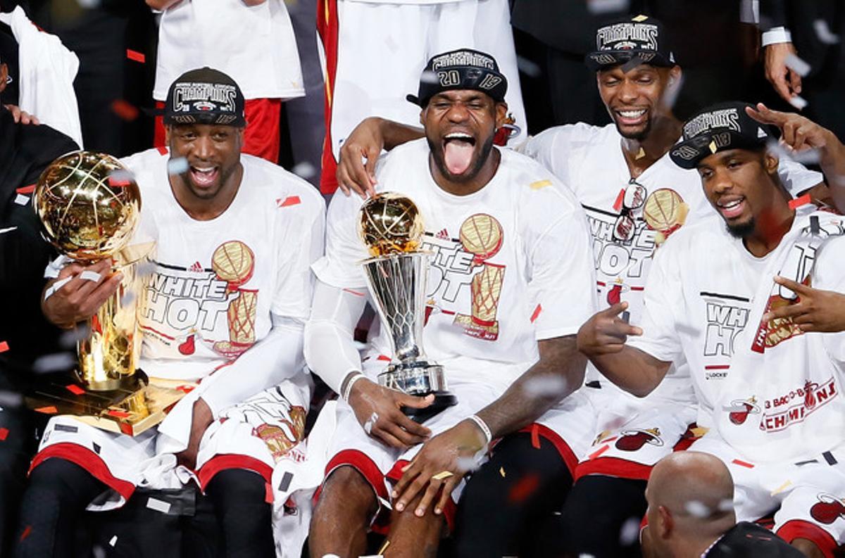 D’esquerra a dreta, Dwyane Wade, LeBron James i Chris Bosh celebren el títol de campions de la NBA, de matinada a Miami. D’esquerra a dreta, Dwyane Wade, LeBron James i Chris Bosh celebren el títol de campions de la NBA, de matinada a Miami.