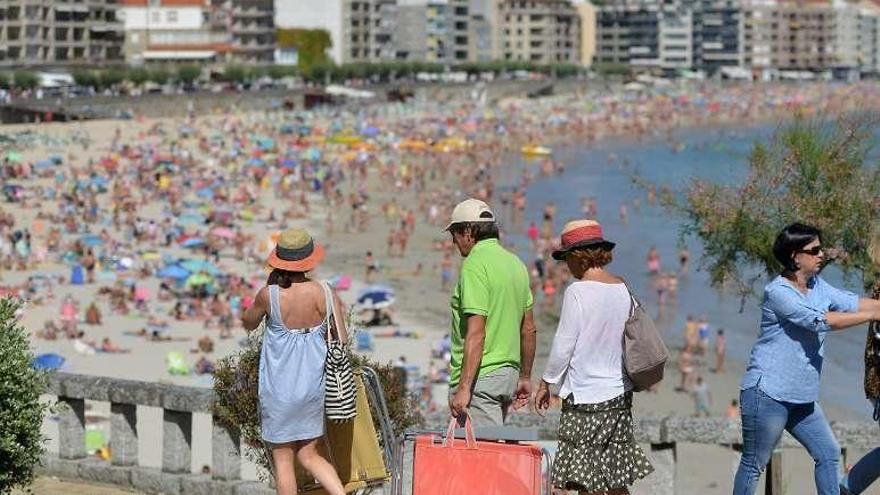 La playa de Silgar, abarrotada, este verano. // G. Santos